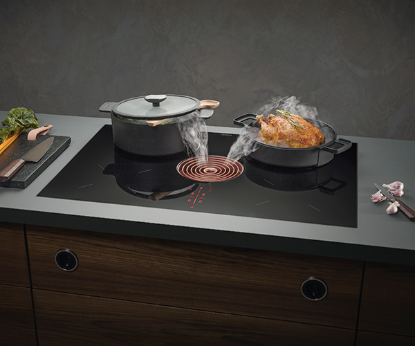 Het verfijnde minimalistische ontwerp van de BORA X Pure is naadloos geïntegreerd in het eigentijdse keukenontwerp