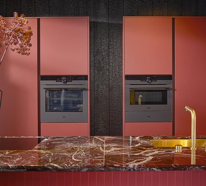 Rode keuken met gouden elementen