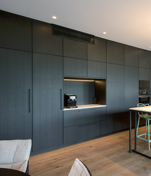 Op verschillende plaatsen, waaronder de kastenwand in de keuken, zijn airconditionings discreet in het interieur verwerkt.